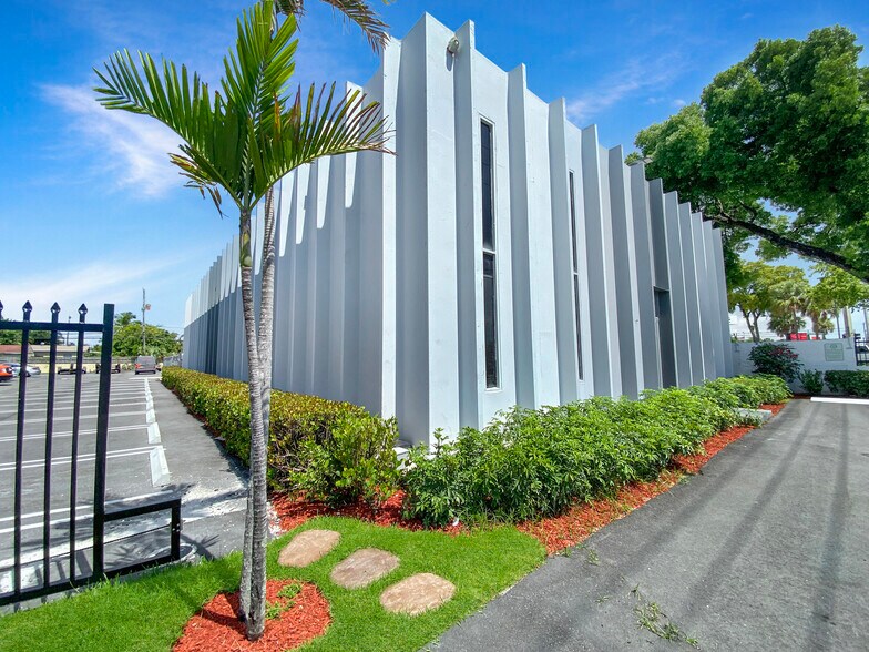 2351 N Dixie Hwy, Pompano Beach, FL à louer - Photo de l’immeuble – Image 3 sur 17