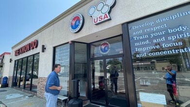 3024-3040 Jericho Tpke, East Northport, NY à louer Photo de l’immeuble– Image 2 sur 17