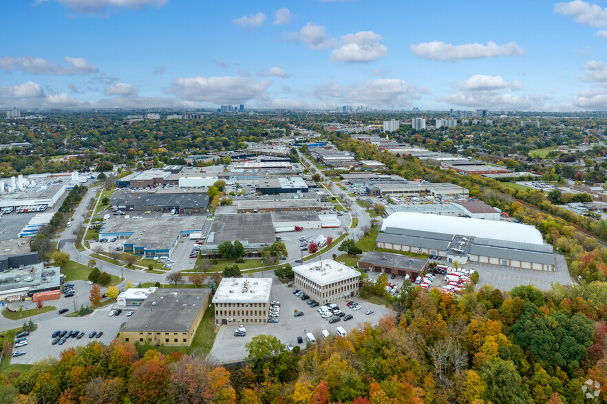 109-111 Railside Road portefeuille de 2 biens à vendre sur LoopNet.fr - Aérien – Image 1 sur 10