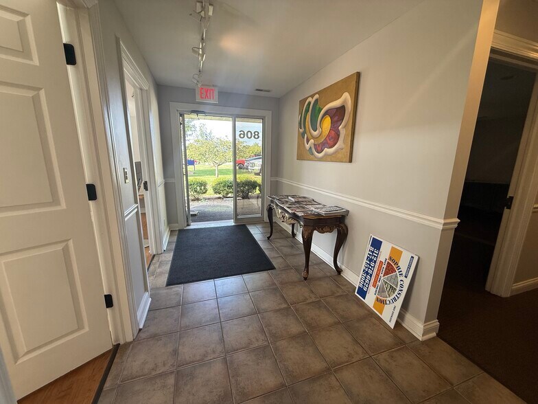 806 Penny Ave, East Dundee, IL à louer - Photo de l’immeuble – Image 3 sur 20