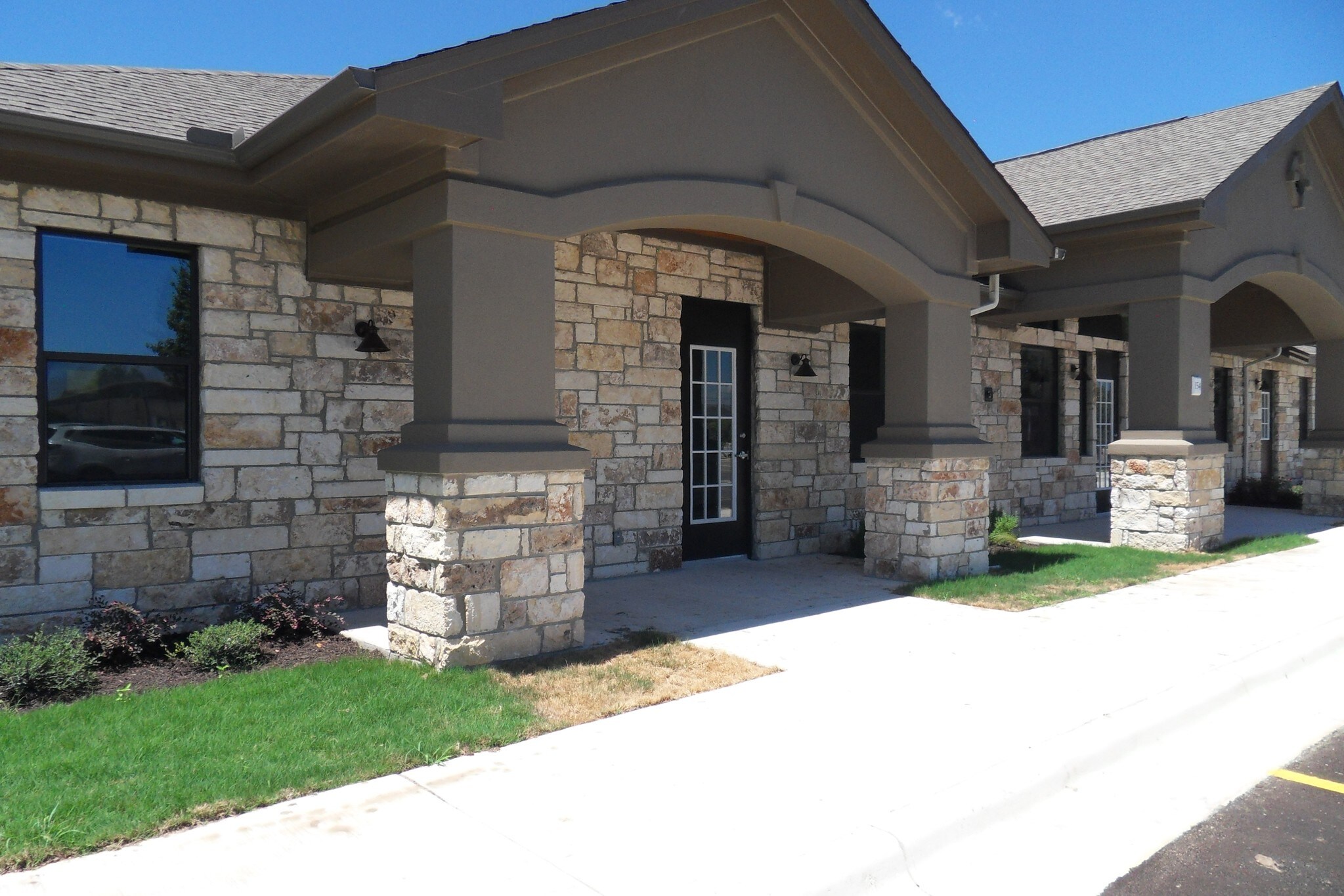 154 Elmhurst, Kyle, TX à louer Photo de l’immeuble– Image 1 sur 6