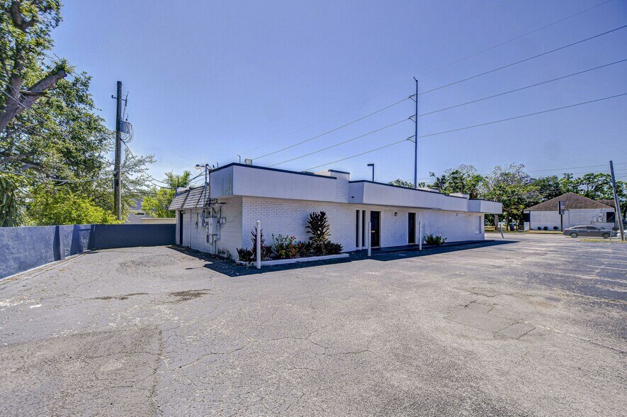 2309 W. Dr. Martin Luther King Junior Boulevard, Tampa, FL à louer - Photo de l’immeuble – Image 3 sur 17