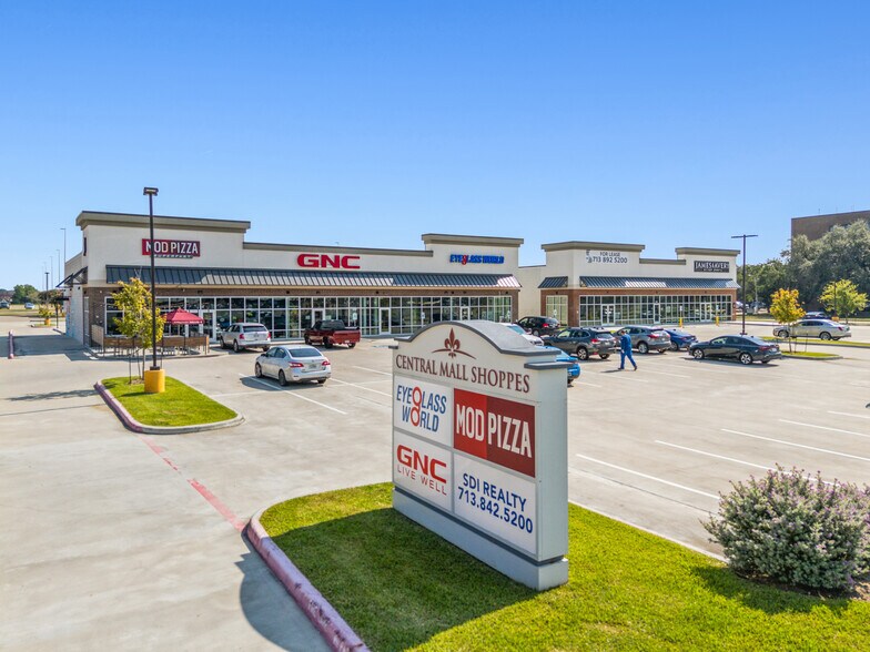Central Mall Shoppes portefeuille de 2 biens à vendre sur LoopNet.fr - Photo de l’immeuble – Image 1 sur 3
