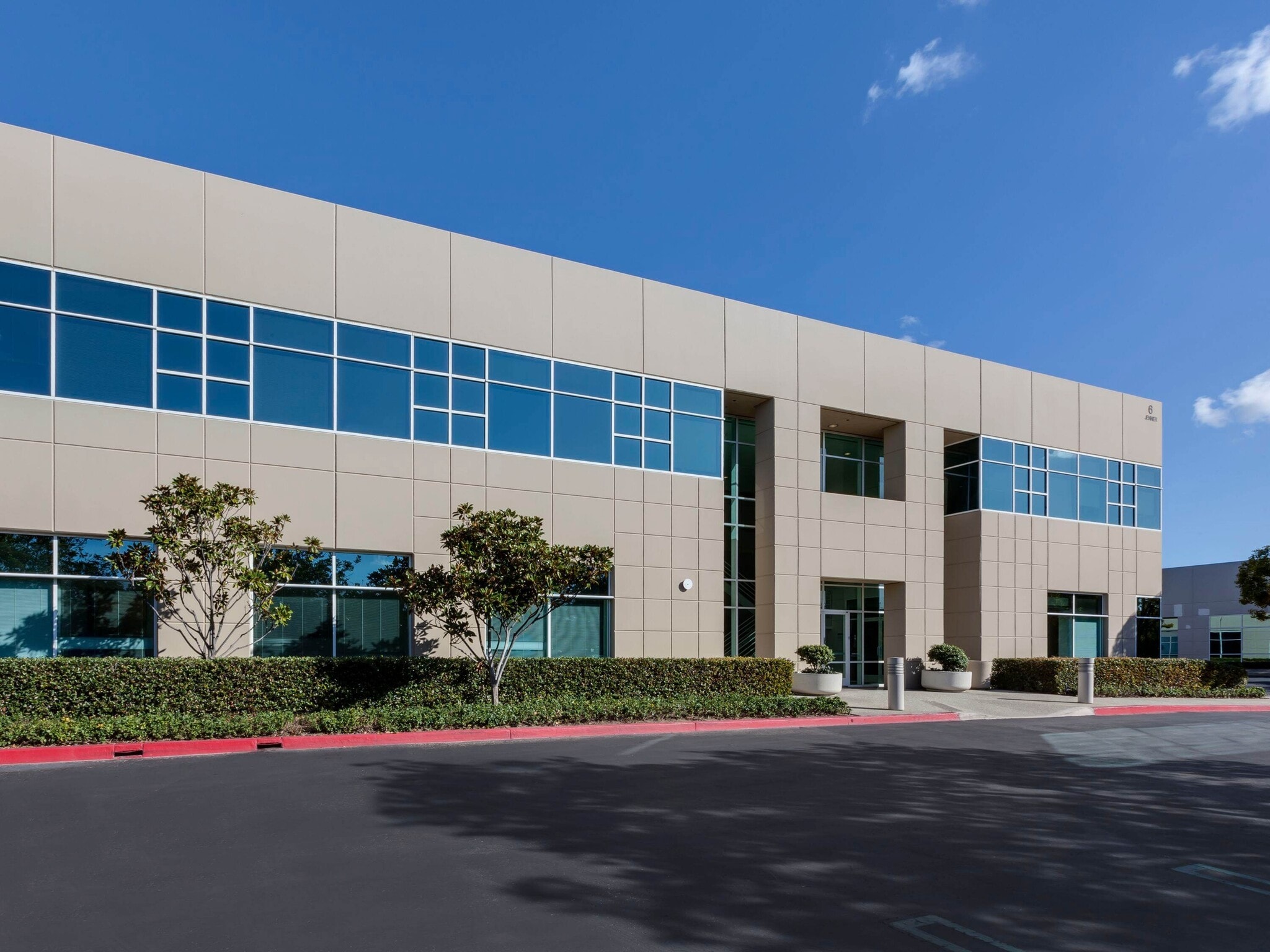 1 Jenner, Irvine, CA à louer Photo principale– Image 1 sur 3
