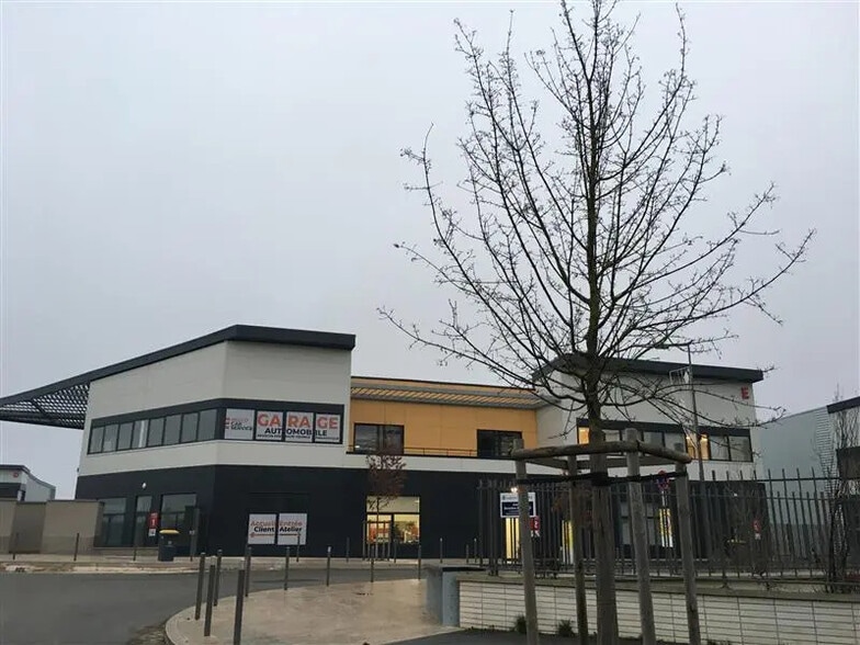 Local d’activités dans SAINT CYR L ECOLE à louer - Photo de l’immeuble – Image 1 sur 7
