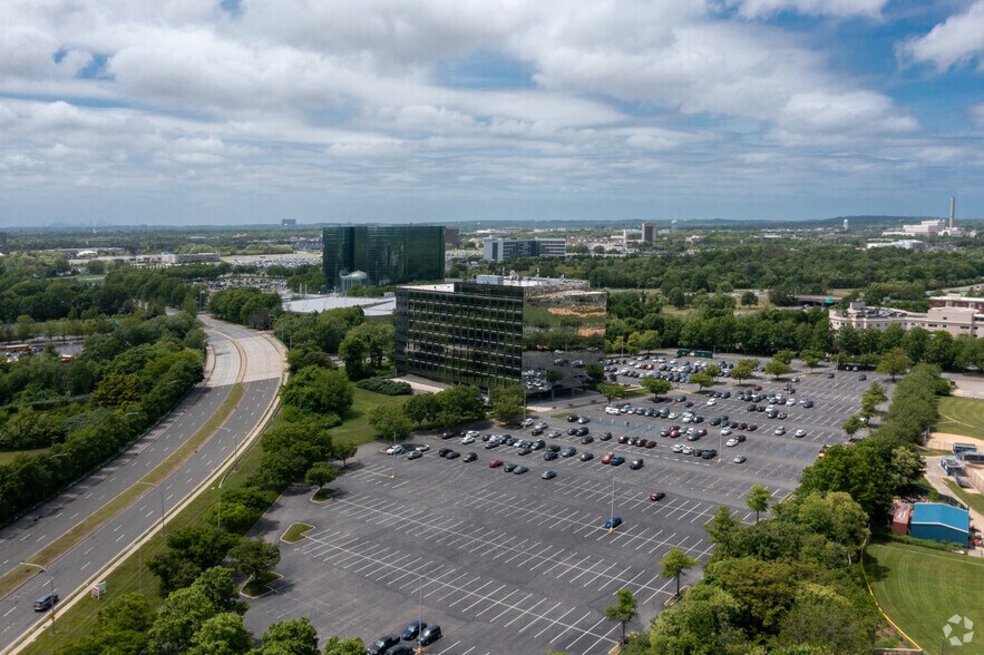 90 Merrick Ave, East Meadow, NY à louer - Aérien – Image 2 sur 5