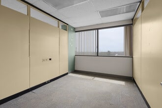 700 Dorval Dr, Oakville, ON à louer Photo intérieure– Image 2 sur 16