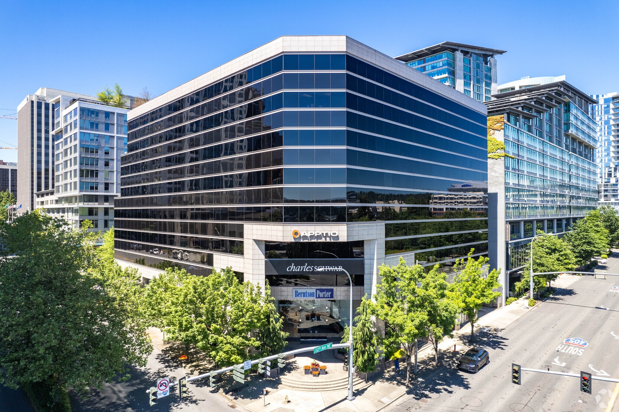 11100 NE 8th St, Bellevue, WA à louer Photo principale– Image 1 sur 11