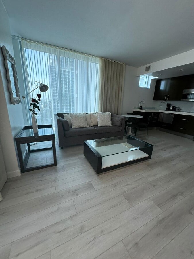 17315 Collins Ave, Sunny Isles Beach, FL 33160 - Lot 2006 - - Photo intérieure - Image 2 of 15