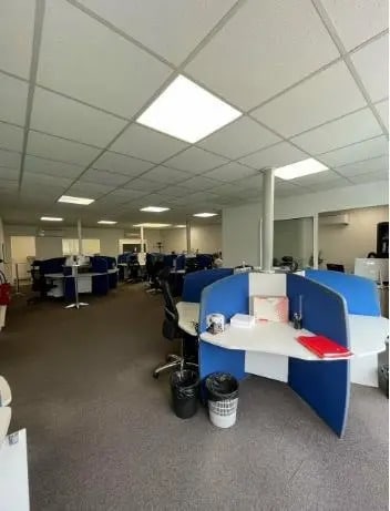 Bureau dans Entraigues-sur-la-Sorgue à louer - Photo de l’immeuble – Image 3 sur 4