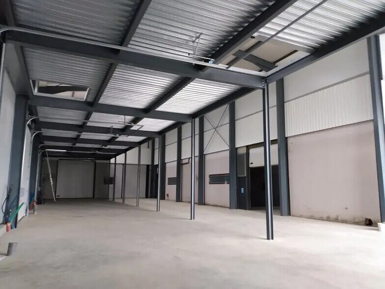 Local d’activités dans Challes-les-Eaux à louer - Photo de l’immeuble – Image 1 sur 10
