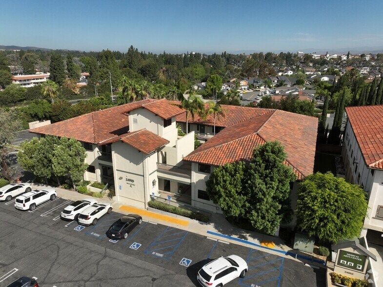 24953 Paseo De Valencia, Laguna Hills, CA à louer – Image 2 sur 9