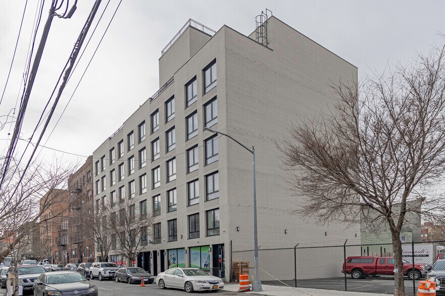 2321 Belmont Ave, Bronx, NY à louer - Photo de l’immeuble – Image 1 sur 7