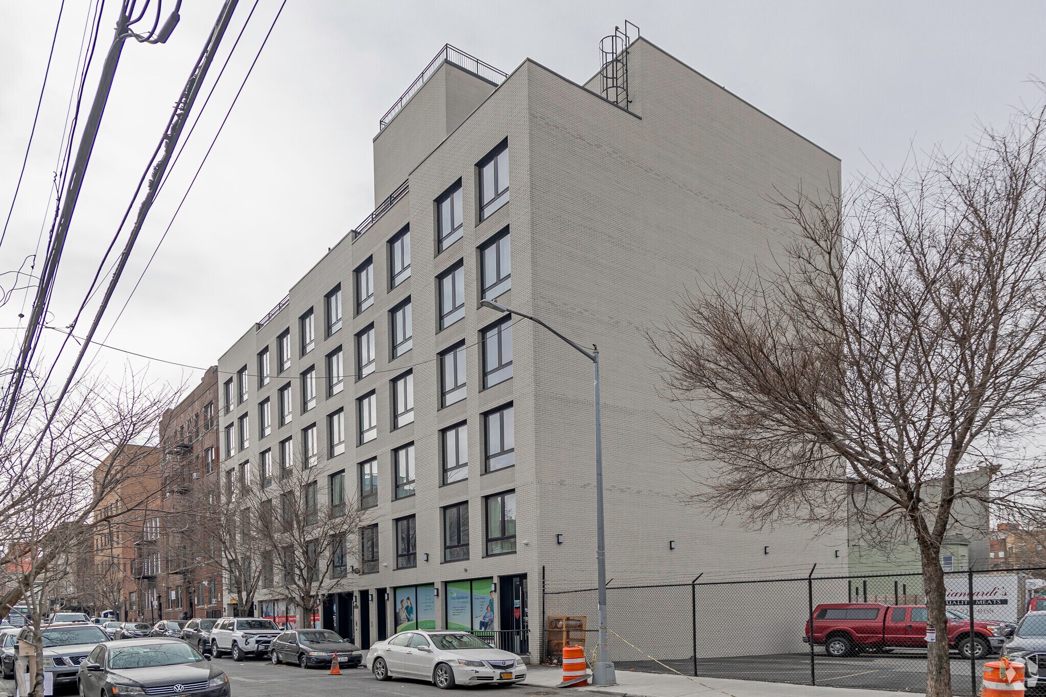 2321 Belmont Ave, Bronx, NY à louer Photo de l’immeuble– Image 1 sur 8