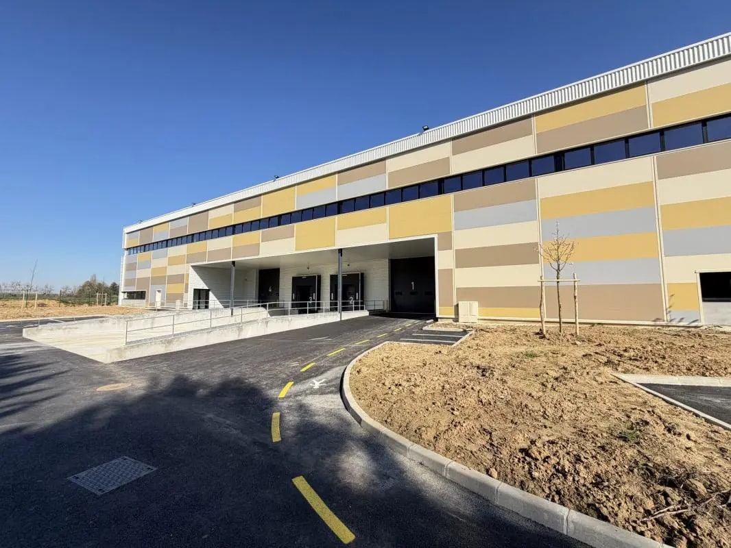 Industriel/Logistique dans Plaisir à louer Photo de l’immeuble– Image 1 sur 15