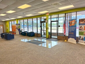 14355 Wallisville Rd, Houston, TX à louer Hall d’entrée– Image 2 sur 5