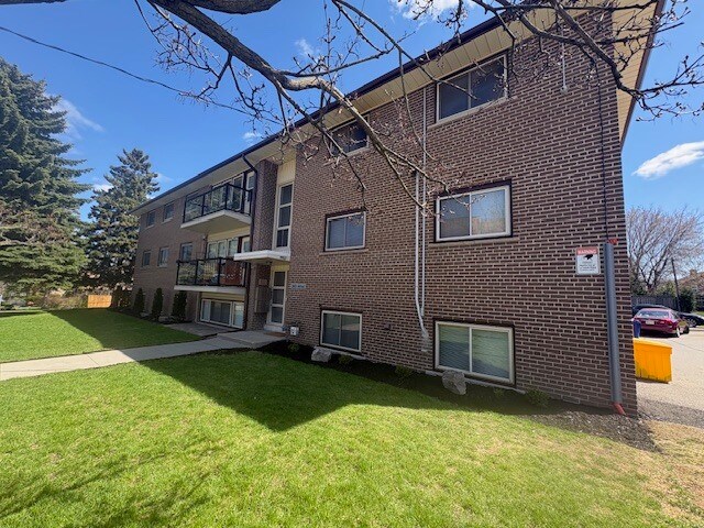 300 Athol St, Whitby, ON à vendre - Photo de l’immeuble – Image 2 sur 5