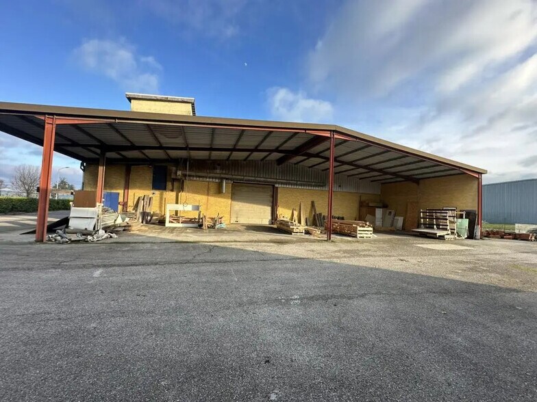Local d’activités dans Lentilly à louer - Photo de l’immeuble – Image 3 sur 7