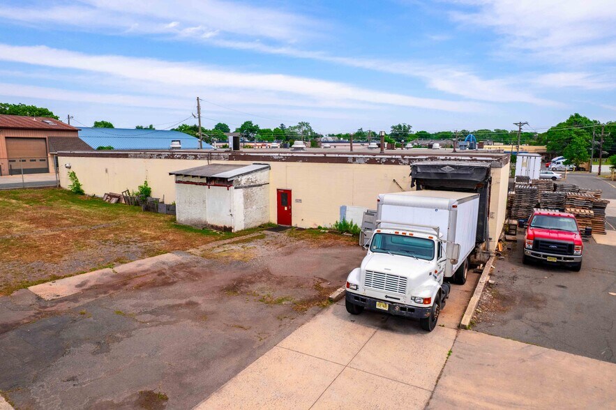 569 Joyce Kilmer Ave, New Brunswick, NJ à vendre - Photo de l’immeuble – Image 3 sur 15