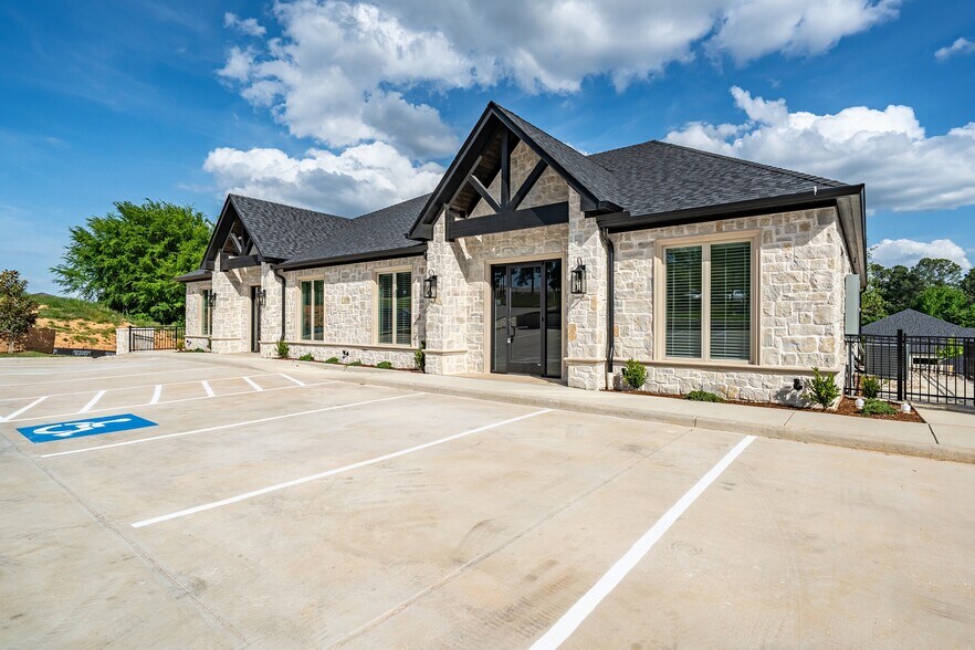7196 Crosswater Ave, Tyler, TX à louer - Photo de l’immeuble – Image 3 sur 17