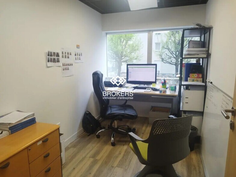 Bureau dans Cluses à louer - Photo de l’immeuble – Image 3 sur 3