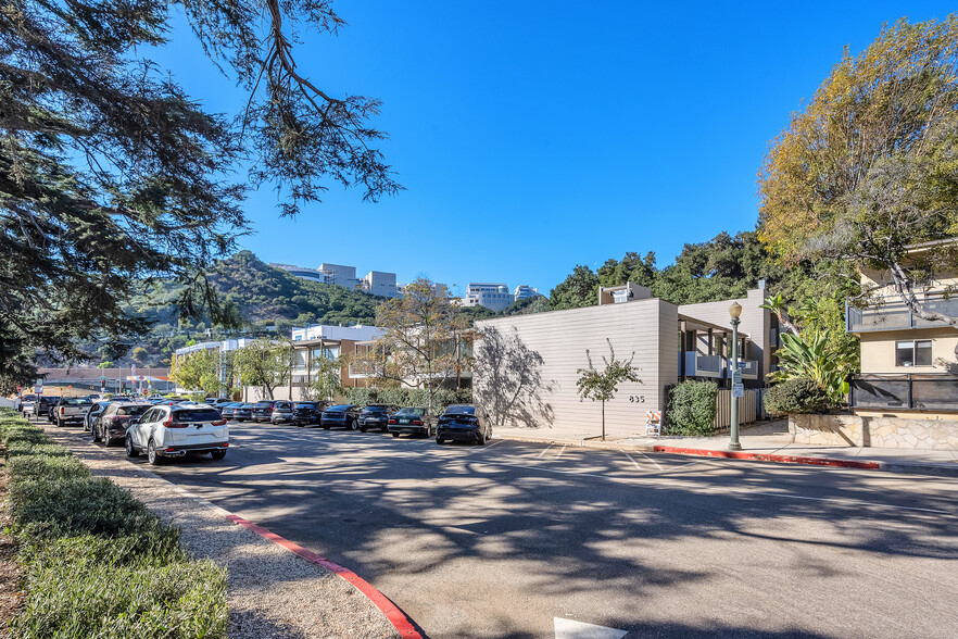 833 Moraga Dr, Los Angeles, CA à vendre - Photo de l’immeuble – Image 2 sur 36