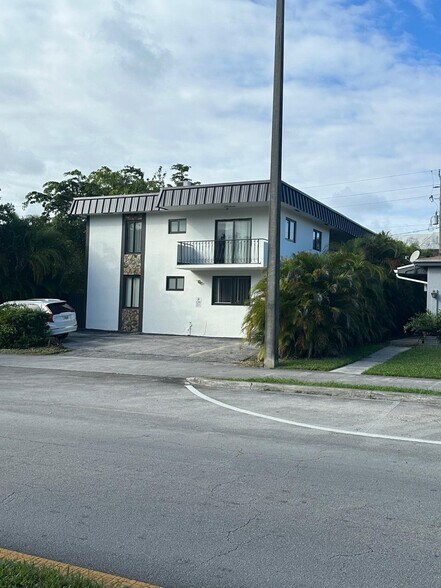2379 NE 172nd St, North Miami Beach, FL à vendre - Photo de l’immeuble – Image 2 sur 12