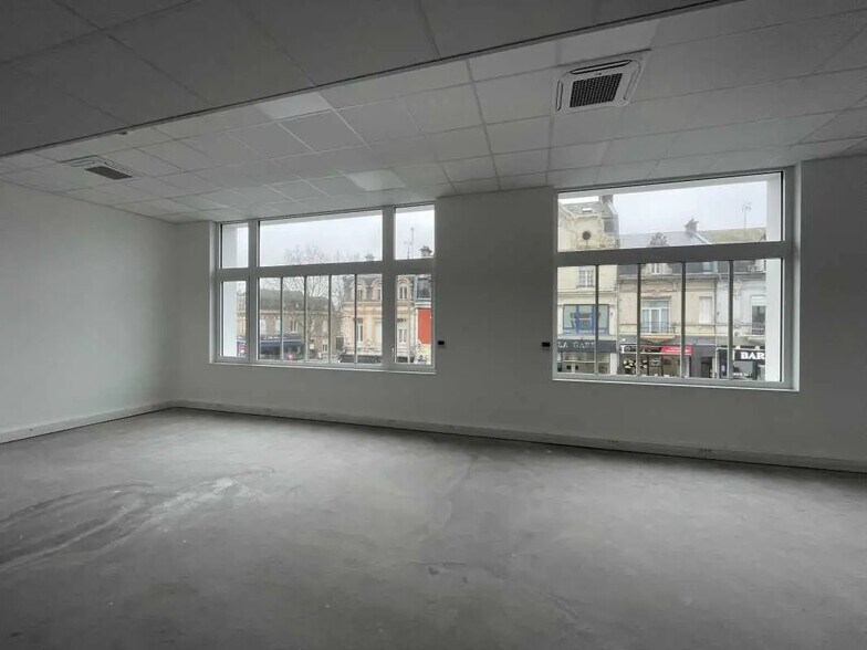 Bureau dans Saint-Quentin à louer - Photo de l’immeuble – Image 3 sur 5