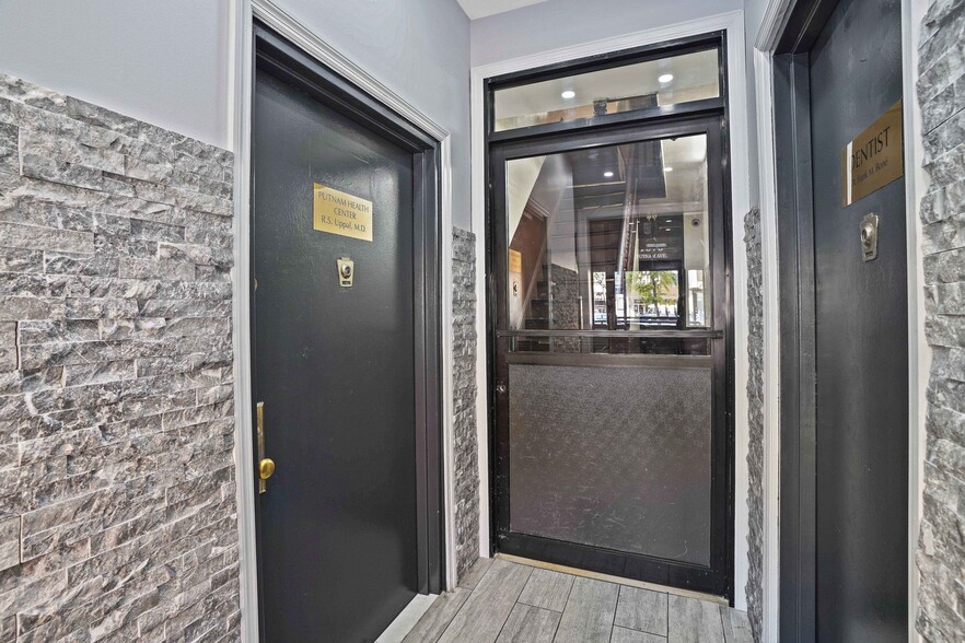 1670 Putnam Ave, Ridgewood, NY à louer - Photo de l’immeuble – Image 2 sur 24