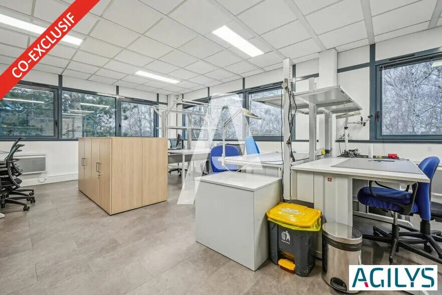 Local d’activités dans Saclay à louer - Photo de l’immeuble – Image 1 sur 12