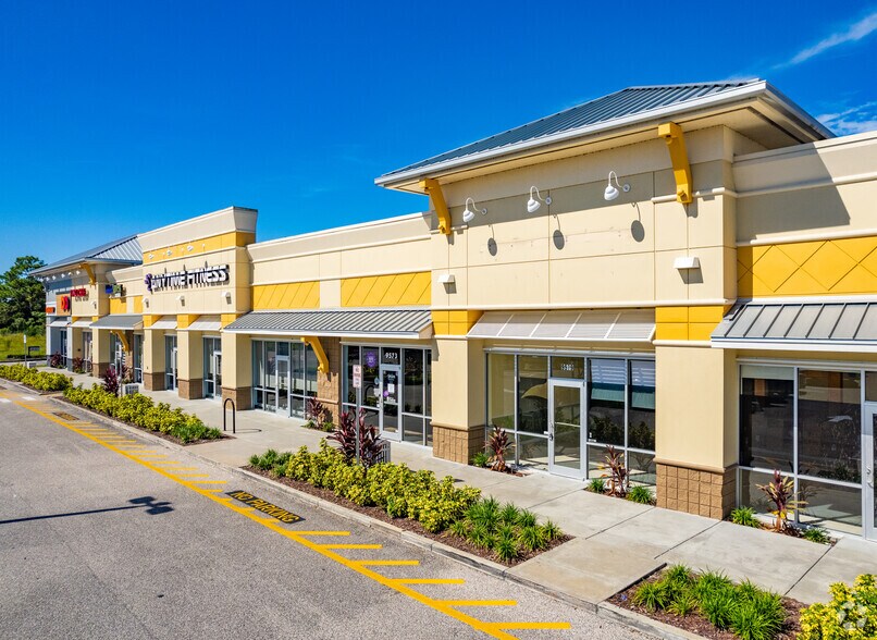 9595 Commercial Way, Weeki Wachee, FL à louer - Photo de l’immeuble – Image 2 sur 7