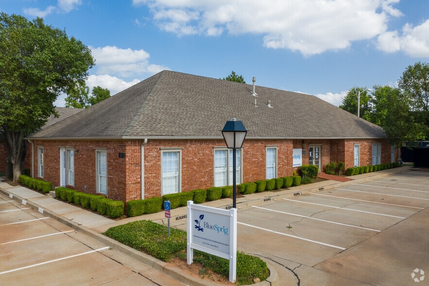 1008 NW Grand Blvd, Oklahoma City, OK à louer - Photo principale – Image 3 sur 6