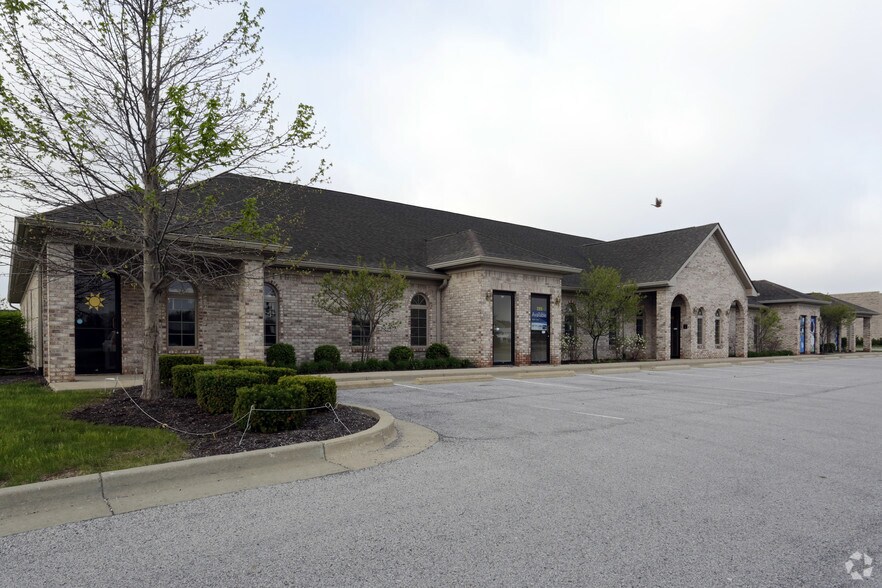 287-299 Shiloh Crossing Dr, Avon, IN à louer - Photo principale – Image 1 sur 23