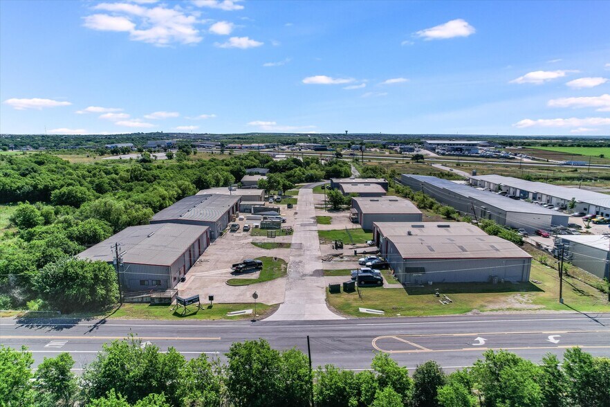2457 Interstate Park Dr, Buda, TX à louer - Photo de l’immeuble – Image 3 sur 13
