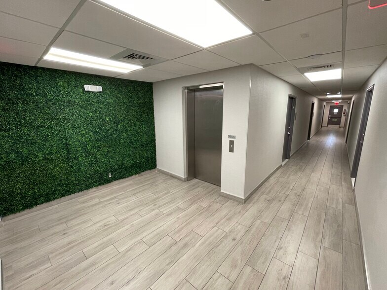 501 Golden Isles Dr, Hallandale Beach, FL à louer - Photo intérieure – Image 3 sur 25