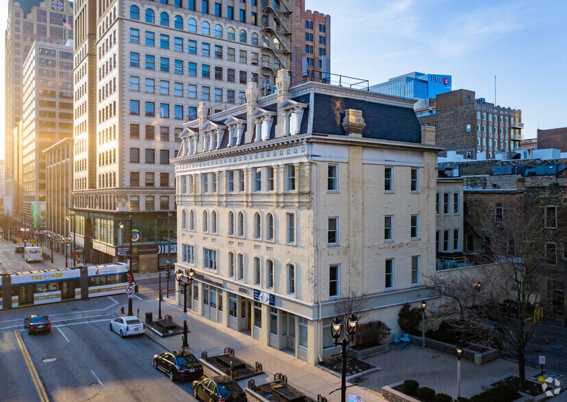 400 E Wisconsin Ave, Milwaukee, WI à louer - Photo de l’immeuble – Image 2 sur 2