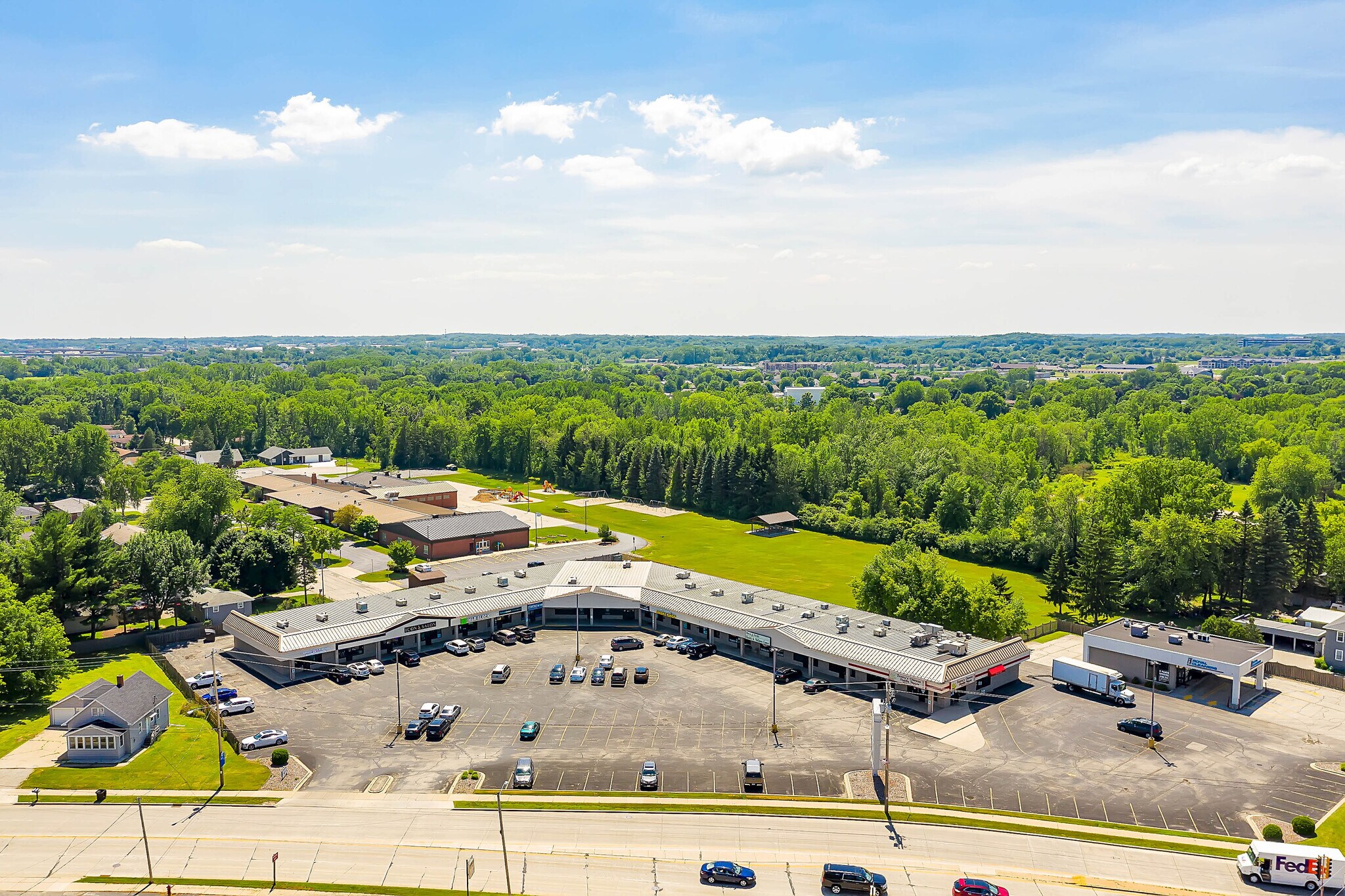 2331 Velp Ave, Green Bay, WI à louer Photo de l’immeuble– Image 1 sur 5