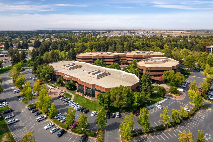 2720 Gateway Oaks Dr, Sacramento, CA à louer - Aérien – Image 3 sur 10