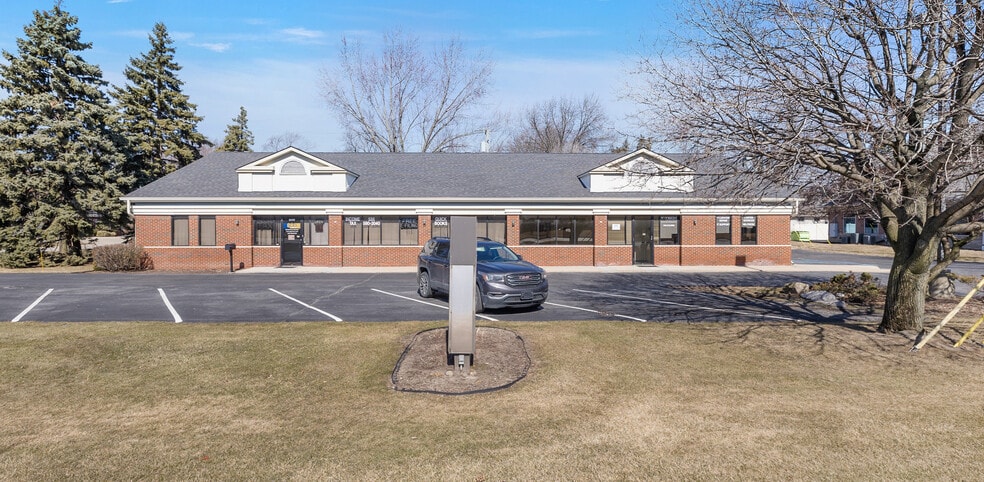 8639-8641 Hall Rd, Utica, MI à louer - Photo principale – Image 1 sur 4