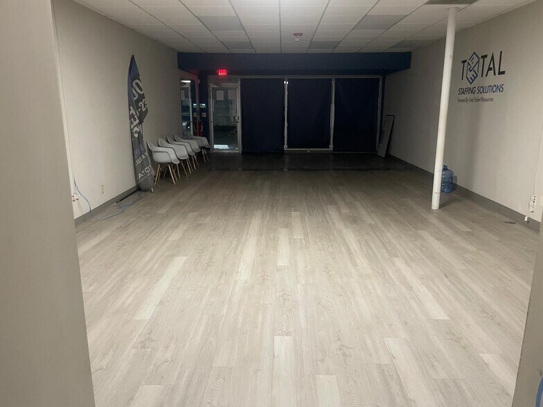 22-28 Phelps Ave, Romeoville, IL à louer - Photo de l’immeuble – Image 2 sur 9