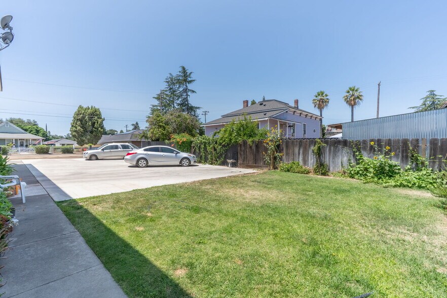219 S 2nd Ave, Oakdale, CA à vendre - Photo de l’immeuble – Image 3 sur 12