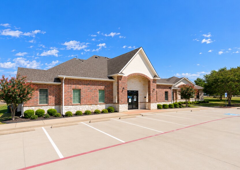 4061 Kirkpatrick Ln, Flower Mound, TX à vendre - Photo de l’immeuble – Image 1 sur 10