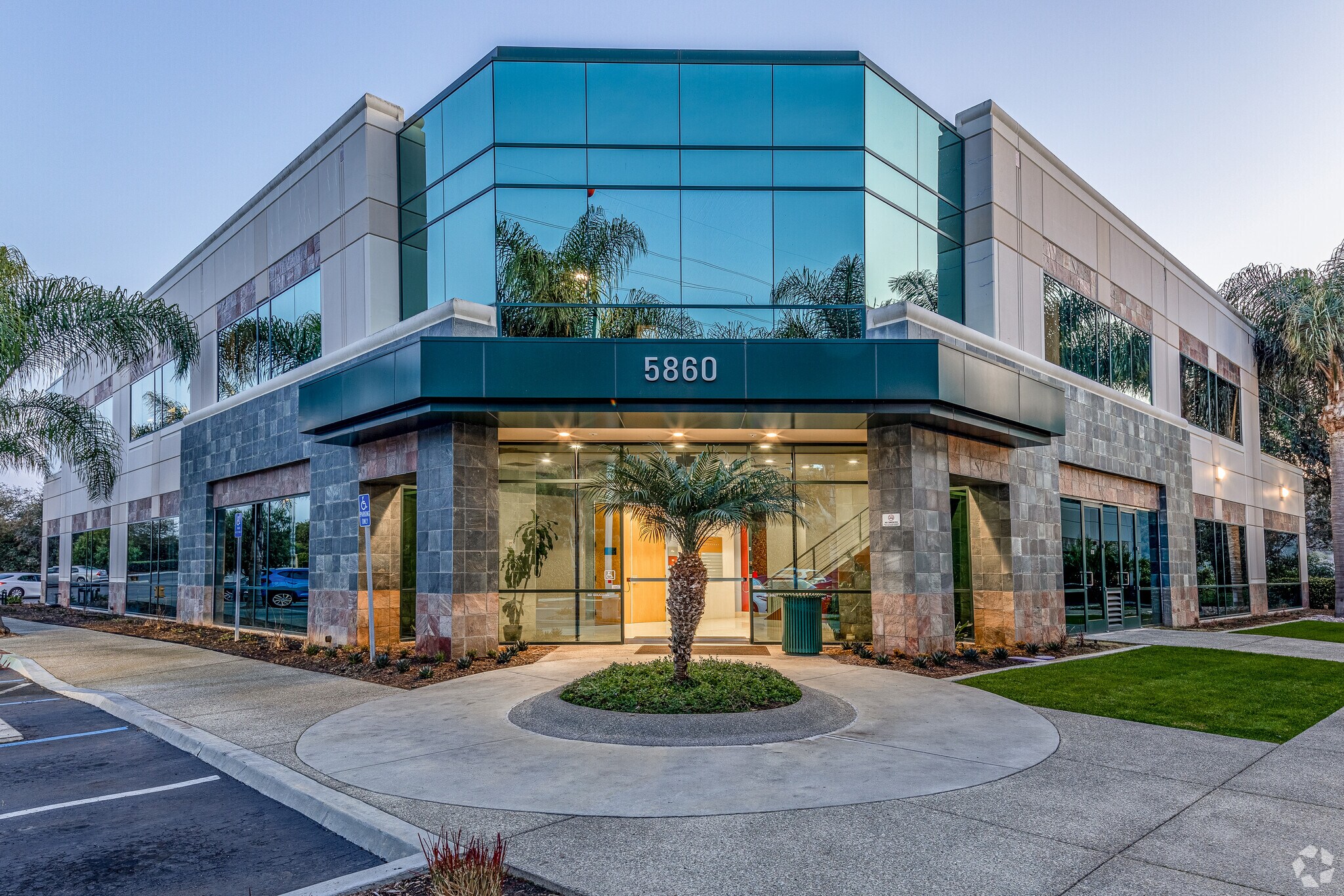 5860 Owens Ave, Carlsbad, CA à louer Photo principale– Image 1 sur 10