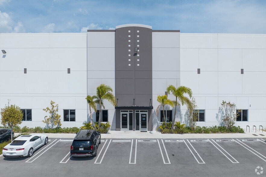 8465 W 44th Ave, Hialeah, FL à louer - Photo de l’immeuble – Image 2 sur 4