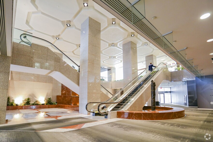 240 4 Av SW, Calgary, AB à louer - Hall d’entrée – Image 2 sur 11