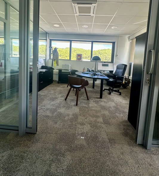 564 Avenue Des Rosiers, La Ciotat à louer - Photo de l’immeuble – Image 3 sur 3