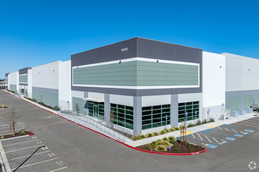 901 Venture Way, Gilroy, CA à louer - Photo de l’immeuble – Image 1 sur 12