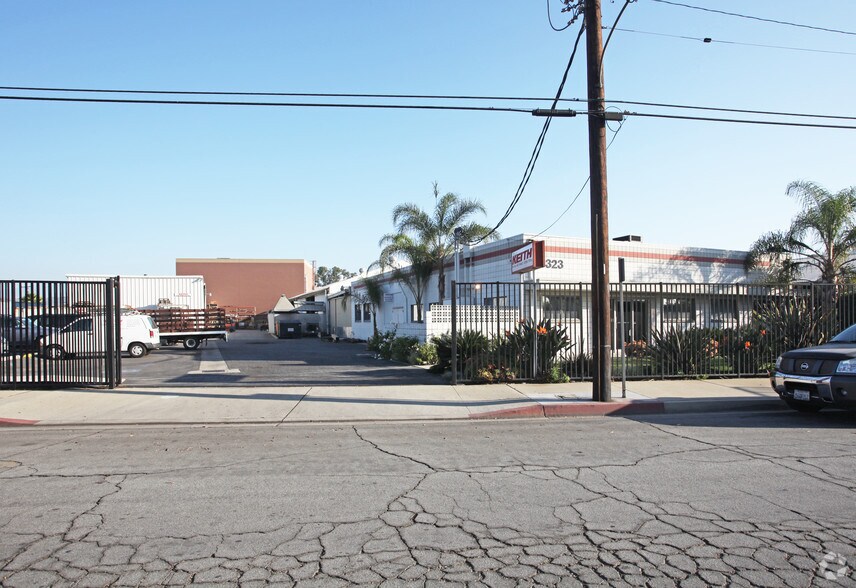 8323 Loch Lomond Dr, Pico Rivera, CA à vendre - Photo de l’immeuble – Image 2 sur 2