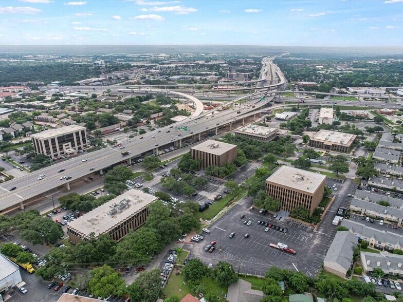 Lender Driven | Chase Park Office Campus portefeuille de 5 biens à vendre sur LoopNet.fr - Photo de l’immeuble – Image 1 sur 23
