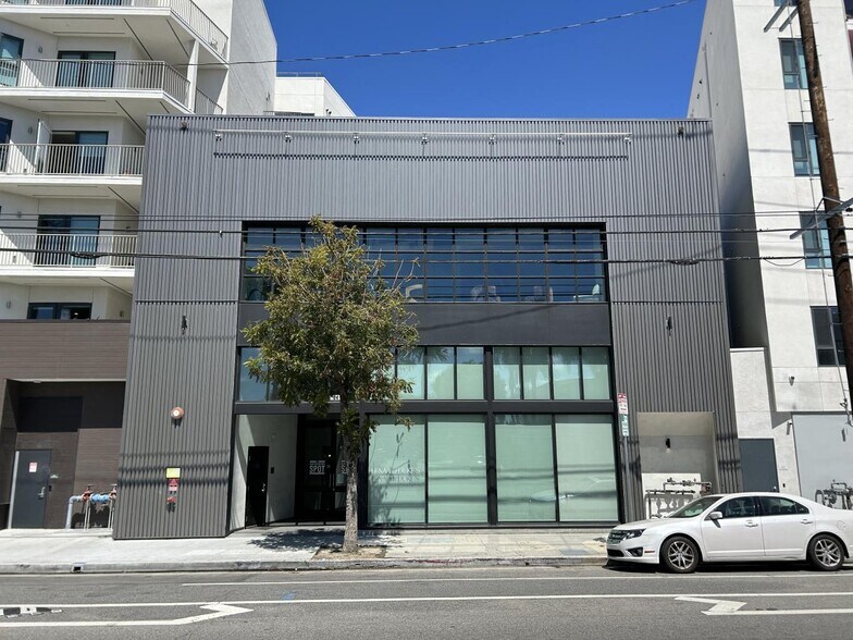 5211 W Adams Blvd, Los Angeles, CA à louer - Photo de l’immeuble – Image 2 sur 20